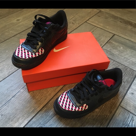 Nike Shoes - Nike Women’s Legend Sneaker 6.5 black/pink